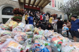 Kho đầy ắp, MTTQ Việt Nam TPHCM dừng tiếp nhận hàng hóa cứu trợ