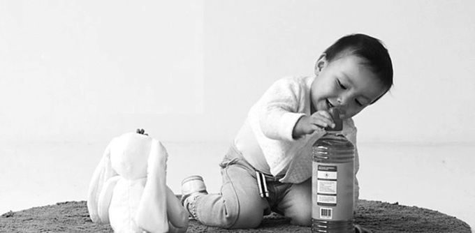 Tất cả các loại hóa chất độc hại cần cất kỹ, để xa tầm với của trẻ em. Ảnh minh họa