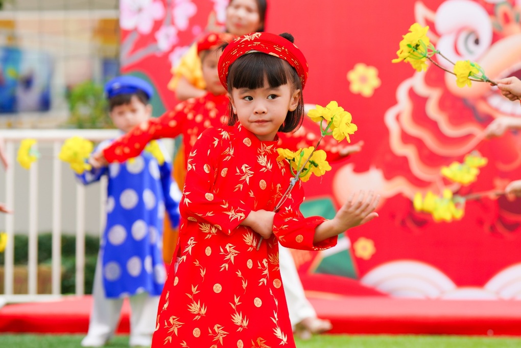 Xúng xính áo dài hội xuân, học sinh trường quốc tế đến gần Tết hơn - 1