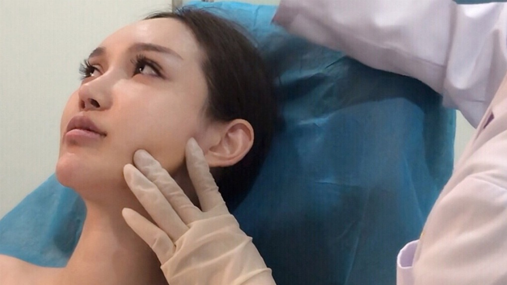 Cha mẹ đầu tư cho con phẫu thuật thẩm mỹ, liệu có đúng đắn? - 3 Cha mẹ đầu tư cho con phẫu thuật thẩm mỹ, liệu có đúng đắn? - 3