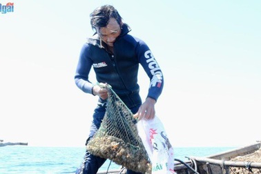 Hấp dẫn chuyện lặn 6 tiếng dưới biển săn ốc khiêu vũ