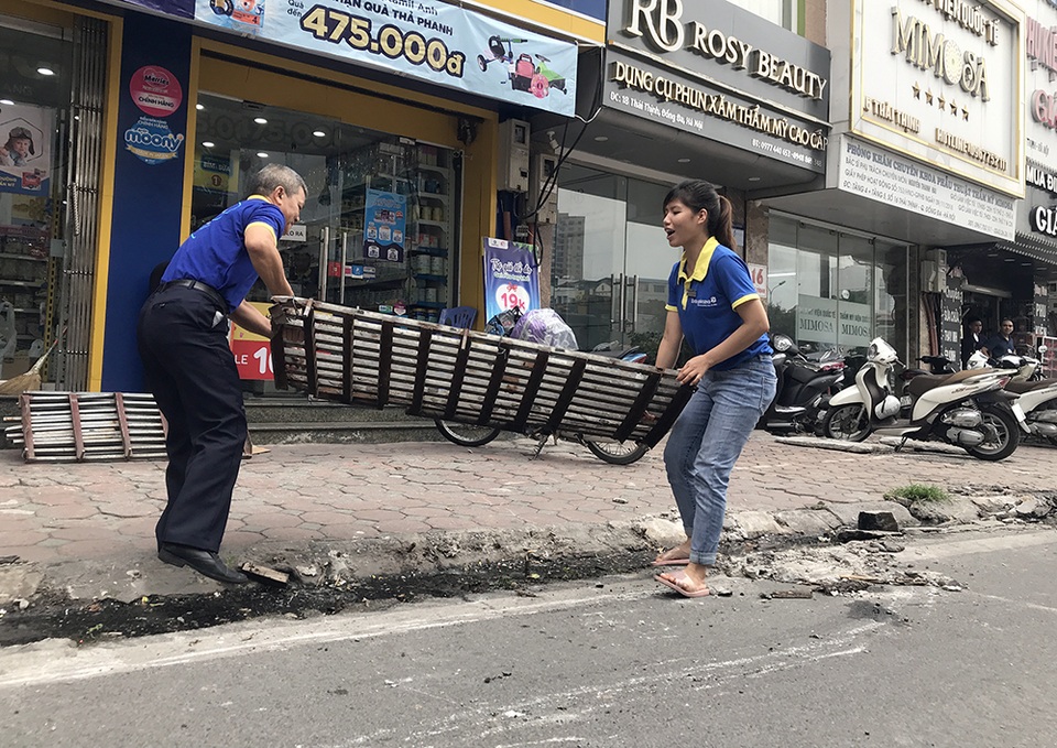 Phá dỡ hàng loạt bục bệ bít cống gây úng ngập trên phố Hà Nội - 9 Phá dỡ hàng loạt bục bệ bít cống gây úng ngập trên phố Hà Nội - 9