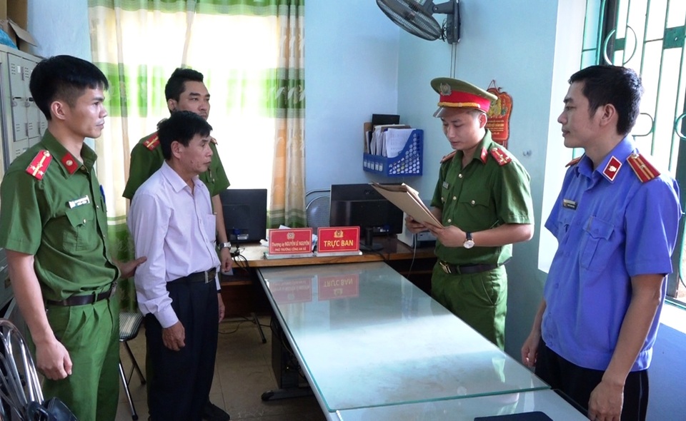 Giám đốc doanh nghiệp nổ quan hệ rộng, lừa chạy việc hàng trăm triệu đồng - 3 Giám đốc doanh nghiệp nổ quan hệ rộng, lừa chạy việc hàng trăm triệu đồng - 3