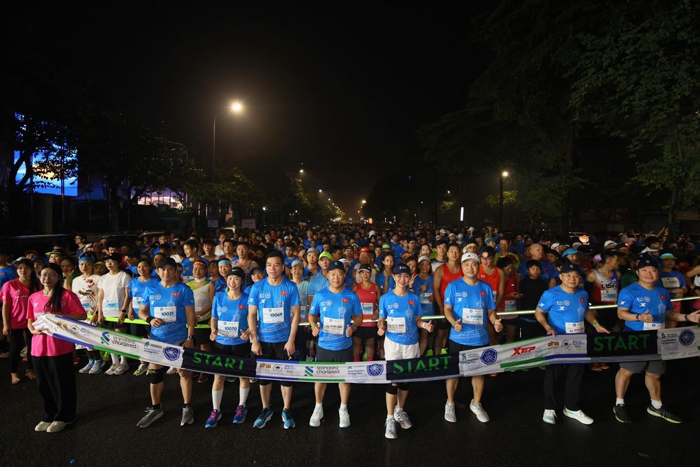 VĐV tranh tài sôi nổi ở giải chạy Standard Chartered Marathon Di sản Hà Nội - 1