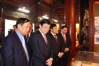 Chủ tịch nước Trương Tấn Sang dâng hương, chúc tết tại Bắc Ninh