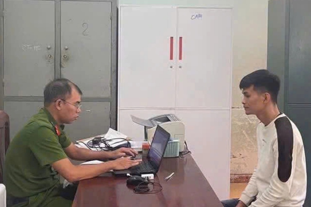 Công an triệu tập nam thanh niên xăm trổ đánh thai phụ vì gói mì tôm - 2 Công an triệu tập nam thanh niên xăm trổ đánh thai phụ vì gói mì tôm - 2