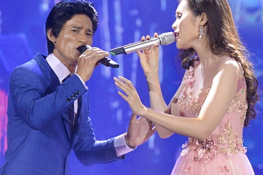 Lê Trinh tình tứ song ca cùng con trai danh ca Chế Linh