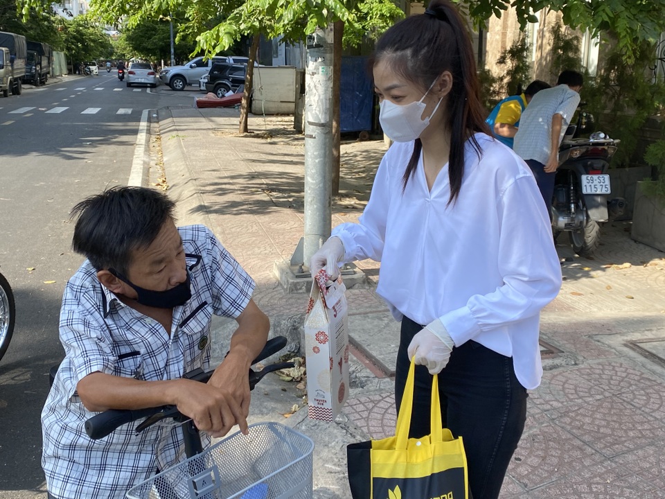 Á hậu Kiều Loan cùng đạo diễn Hoàng Nhật Nam giúp đỡ người bán vé số - 4