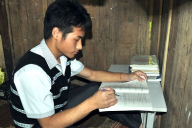 Cậu bé người Mông vượt khó, học giỏi