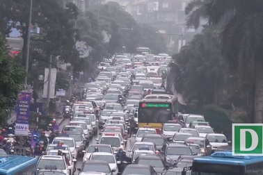 Hà Nội: Hàng nghìn phương tiện ùn ứ trên đường đẹp nhất Việt Nam
