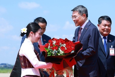 Thủ tướng Lê Minh Hưng đến Thủ đô Vientiane bắt đầu thăm chính thức Lào