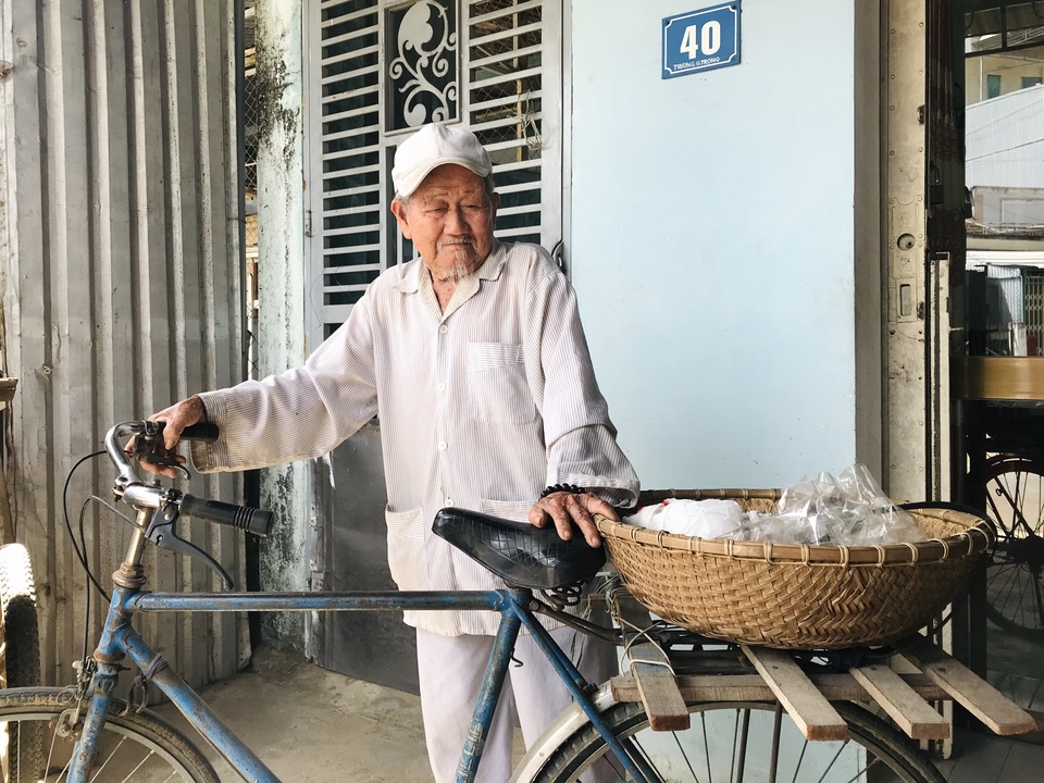 Cụ ông 90 tuổi bán đậu phộng để làm từ thiện giúp người nghèo - 2