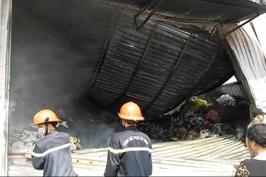 Cháy lớn kho chứa vải ở vùng ven TPHCM