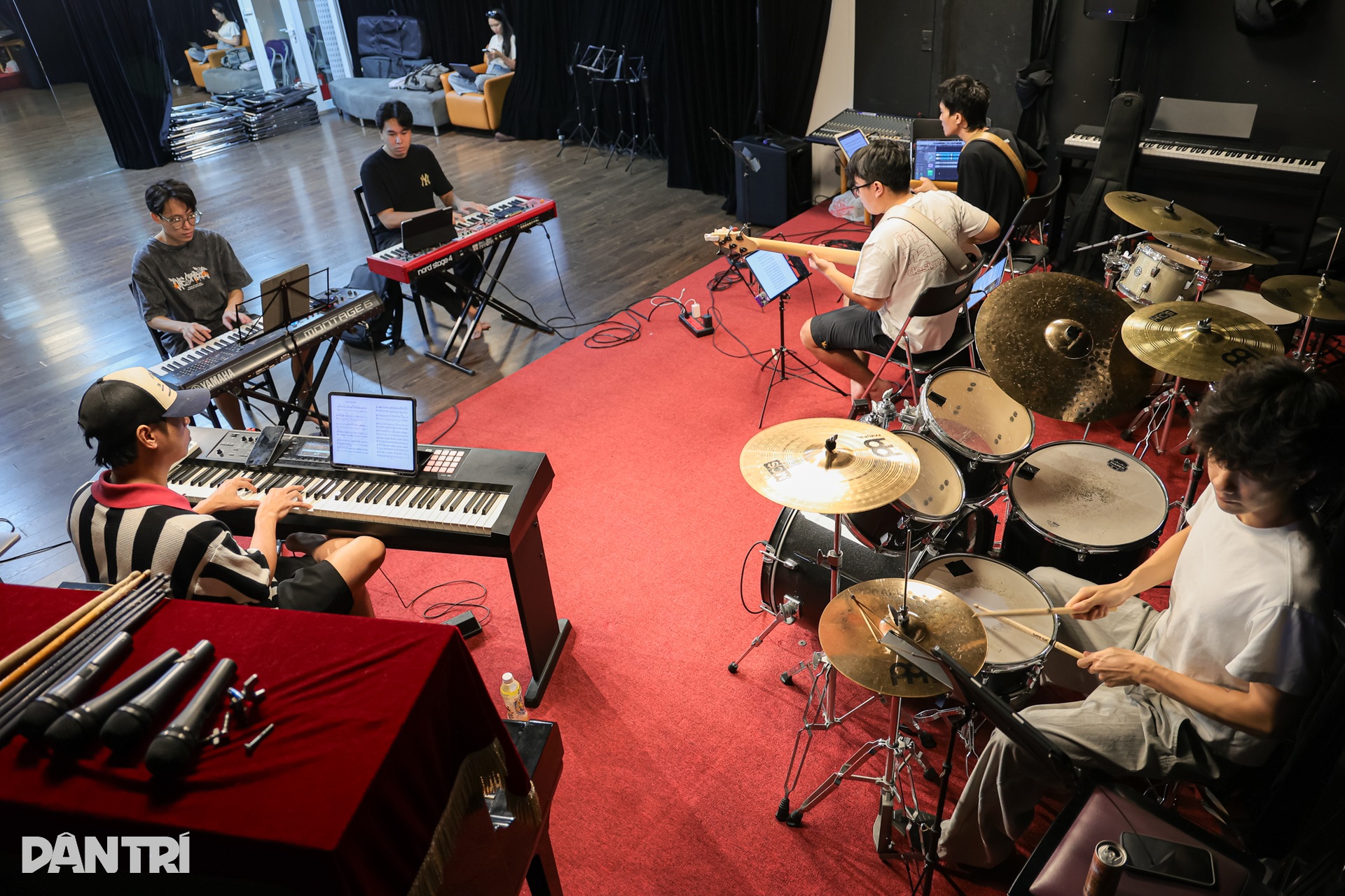 Concert Rực rỡ ngày mới: Đón chờ màn song ca Bùi Công Nam và Hương Tràm - 1 Concert Rực rỡ ngày mới: Đón chờ màn song ca Bùi Công Nam và Hương Tràm - 1