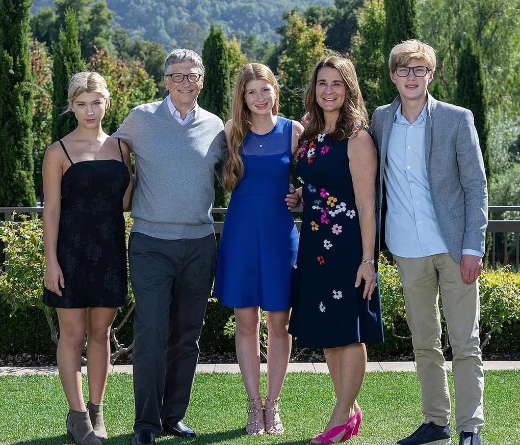 Cô út nhà tỷ phú Bill Gates mặc áo ngực đi xem show thời trang - 8 Cô út nhà tỷ phú Bill Gates mặc áo ngực đi xem show thời trang - 8