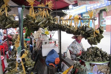 Hối hả sắm bánh tro đón Tết Đoan ngọ