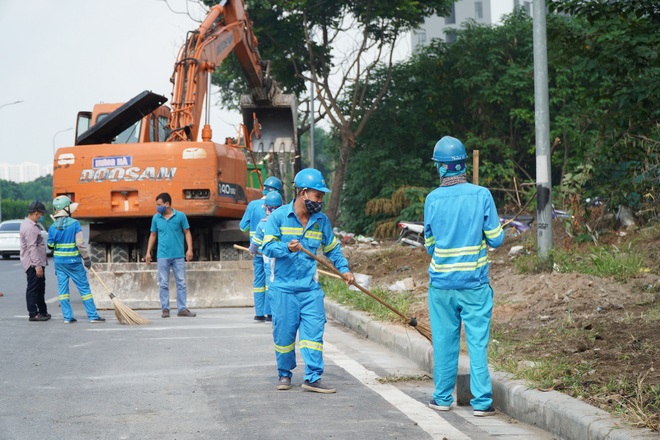 Dọn gần 200 tấn rác thải dọc đại lộ Thăng Long sau phản ánh của báo Dân trí - 8 Dọn gần 200 tấn rác thải dọc đại lộ Thăng Long sau phản ánh của báo Dân trí - 8