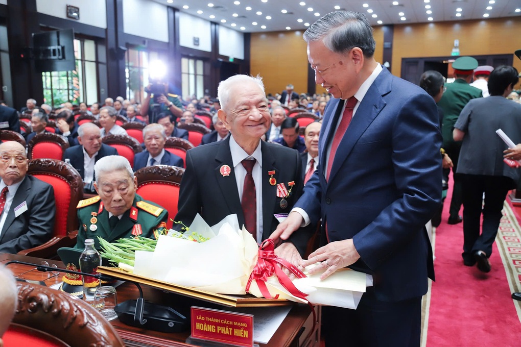 Tổng Bí thư trực tiếp trao huy hiệu đảng và những thẻ đảng mẫu mới đầu tiên - 2 Tổng Bí thư trực tiếp trao huy hiệu đảng và những thẻ đảng mẫu mới đầu tiên - 2