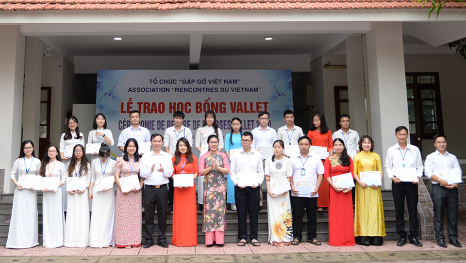 Hàng trăm suất học bổng Vallet đến với học sinh, sinh viên giỏi ở Nghệ An - 3 Hàng trăm suất học bổng Vallet đến với học sinh, sinh viên giỏi ở Nghệ An - 3