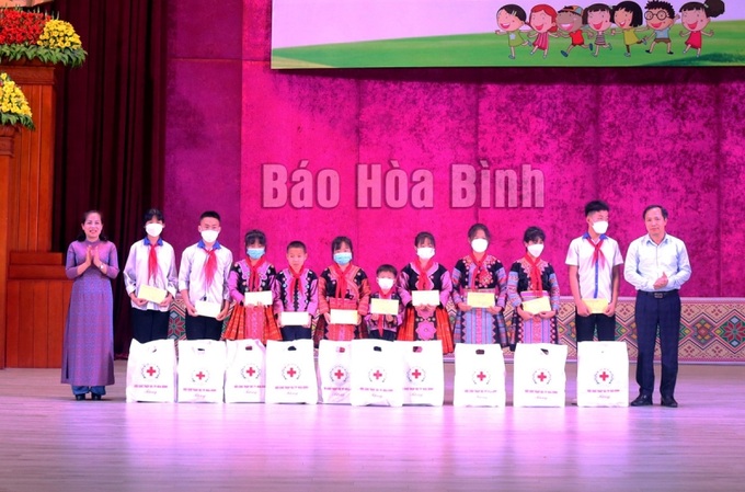 Ông Nguyễn Văn Toàn - Phó Chủ tịch TT UBND tỉnh Hòa Bình và bà Quách Thị Kiều - Giám đốc Sở LĐ-TB&XH tặng quà cho các trẻ em mồ cô tại Lễ phát động Tháng hành động vì trẻ em năm 2022. Ảnh baohoabinh.com.vn