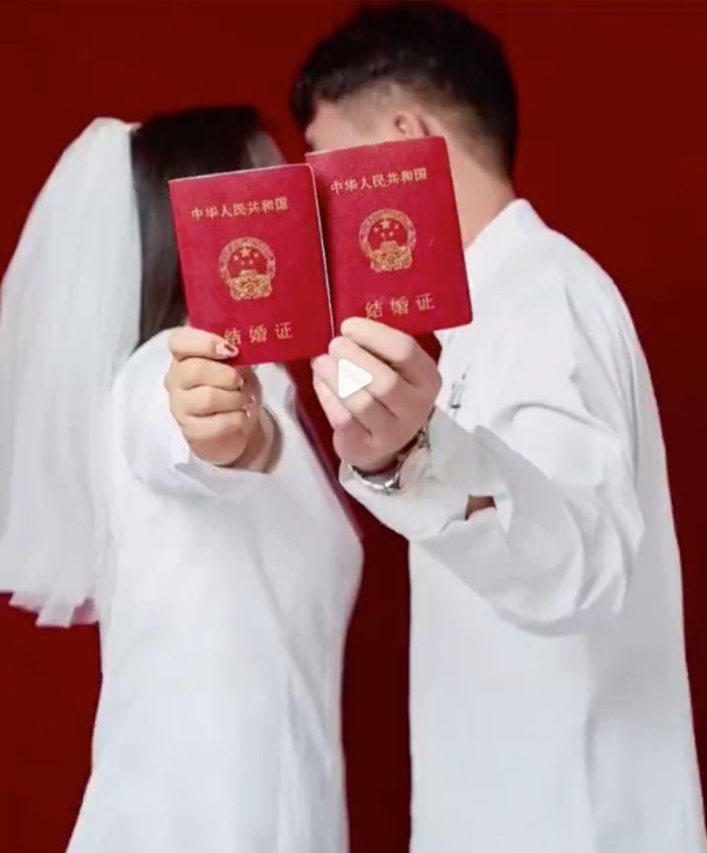 Cô gái Trung Quốc nhặt chồng ngoài phố nhờ bó hoa bị từ chối - 2 Cô gái Trung Quốc nhặt chồng ngoài phố nhờ bó hoa bị từ chối - 2