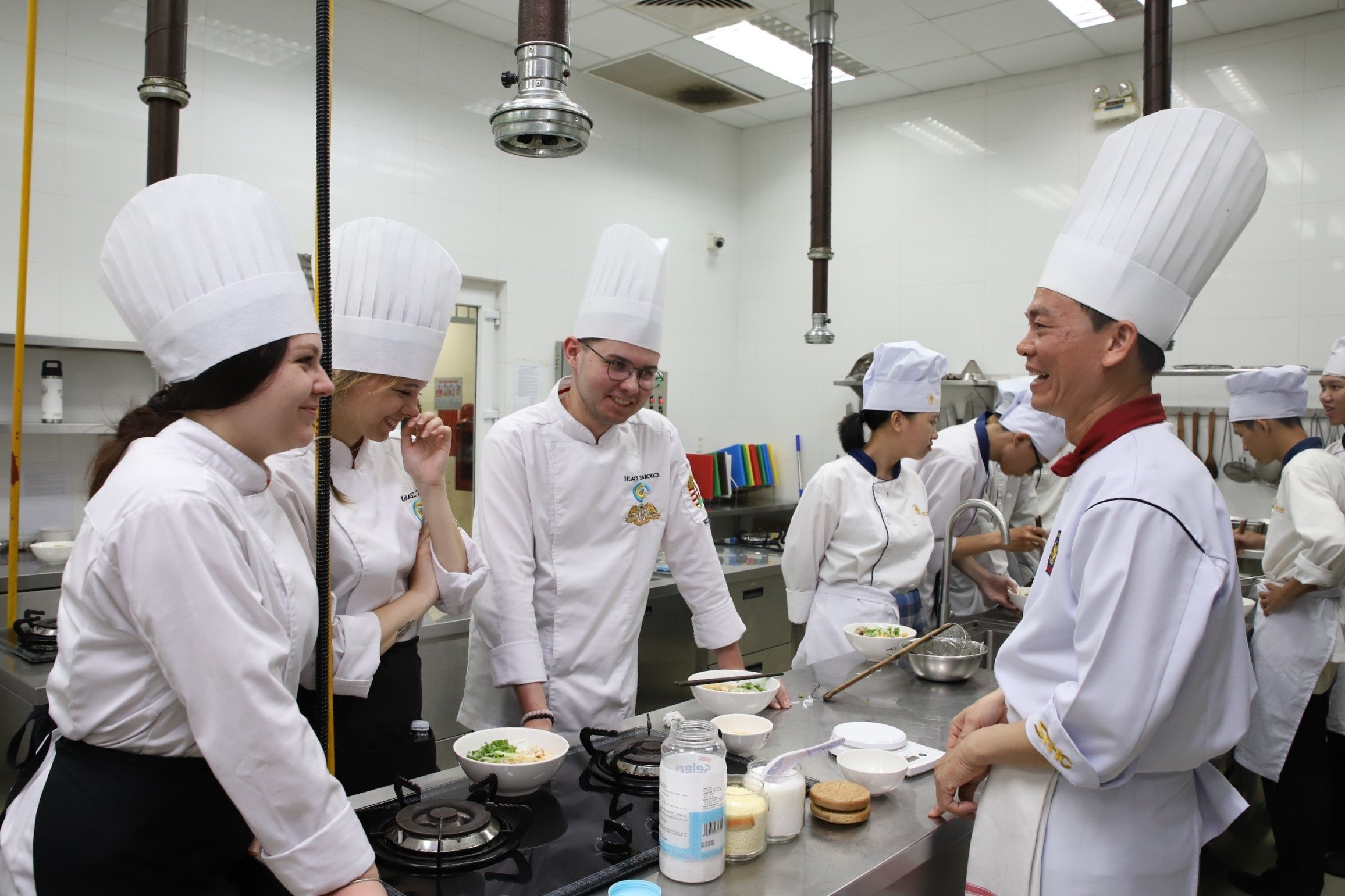 2 giáo viên và 6 sinh viên Hungary có 20 ngày để học các món ăn đặc trưng của Việt Nam (Ảnh: STHC).