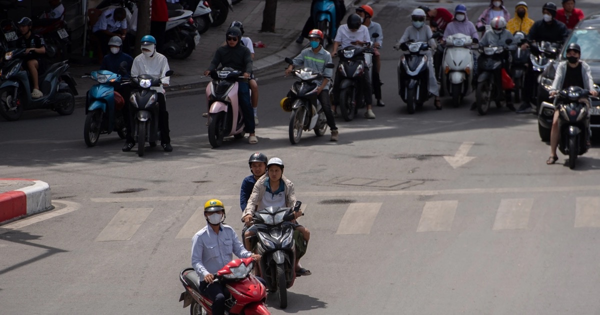 Nhiều phương tiện "núp" bóng râm, vượt đèn đỏ để tránh nắng nóng gay gắt