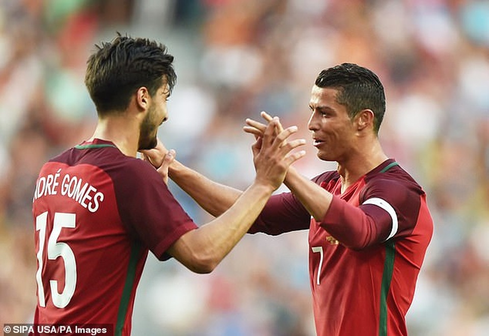 Trước Suarez, những ngôi sao nào từng là đồng đội của C.Ronaldo lẫn Messi? - 13 Trước Suarez, những ngôi sao nào từng là đồng đội của C.Ronaldo lẫn Messi? - 13