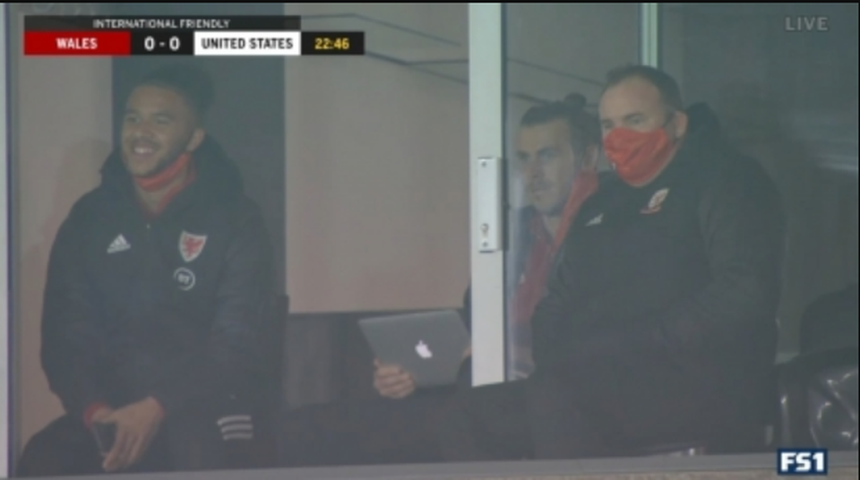 Ngồi trên khán đài, Gareth Bale thản nhiên theo dõi... đánh golf - 1 Ngồi trên khán đài, Gareth Bale thản nhiên theo dõi... đánh golf - 1