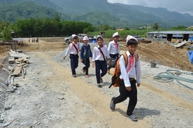 Học sinh đến trường trên cây cầu mơ ước giữa mùa lũ