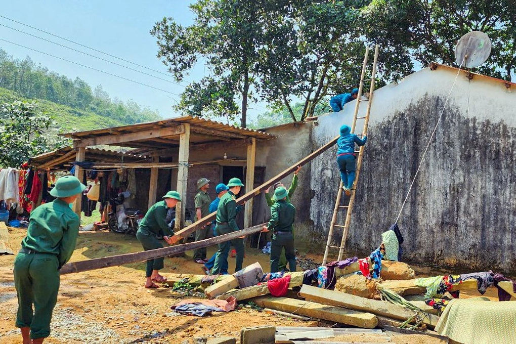 Giông lốc thổi bay mái gần 70 nhà dân, trường học ở Thừa Thiên Huế - 1 Giông lốc thổi bay mái gần 70 nhà dân, trường học ở Thừa Thiên Huế - 1