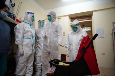 Người mẹ trẻ "chết lặng" khi con 3 tháng tuổi mắc Covid-19