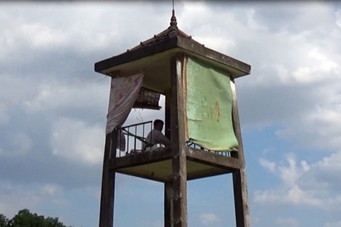 Bảo vệ rừng “treo” mình trên chòi canh “săn” giặc lửa