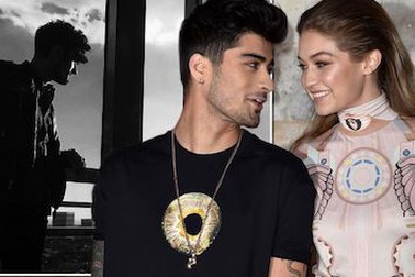 Thiên thần nội y ngọt ngào chúc mừng sinh nhật bạn trai