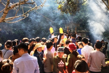 Dòng người chật như nêm giữa trời nắng nóng, chen chúc lấy “nước thánh”