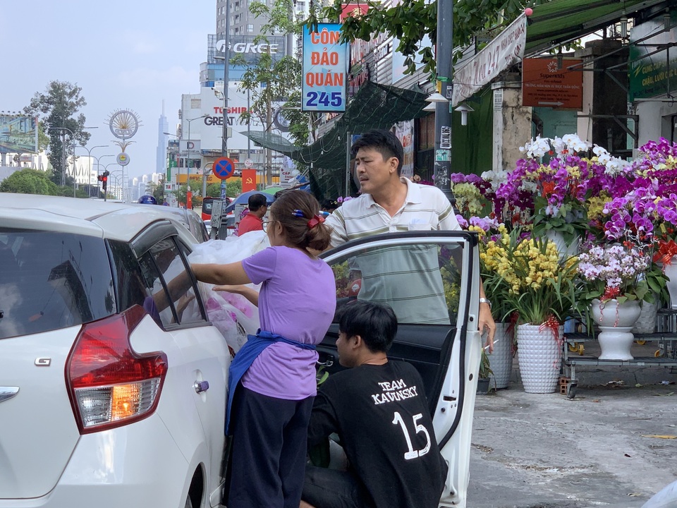 Tiểu thương quyết không giảm giá hoa dù cận Tết - 4 Tiểu thương quyết không giảm giá hoa dù cận Tết - 4