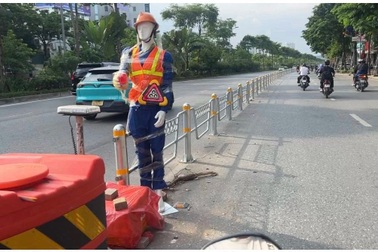 Phân làn đường Võ Chí Công: Ma-nơ-canh đứng cảnh báo, xe máy không tạt đầu