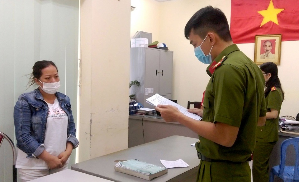 Bắt giam nữ giám đốc cầm đầu đường dây sản xuất găng tay y tế giả - 1 Bắt giam nữ giám đốc cầm đầu đường dây sản xuất găng tay y tế giả - 1
