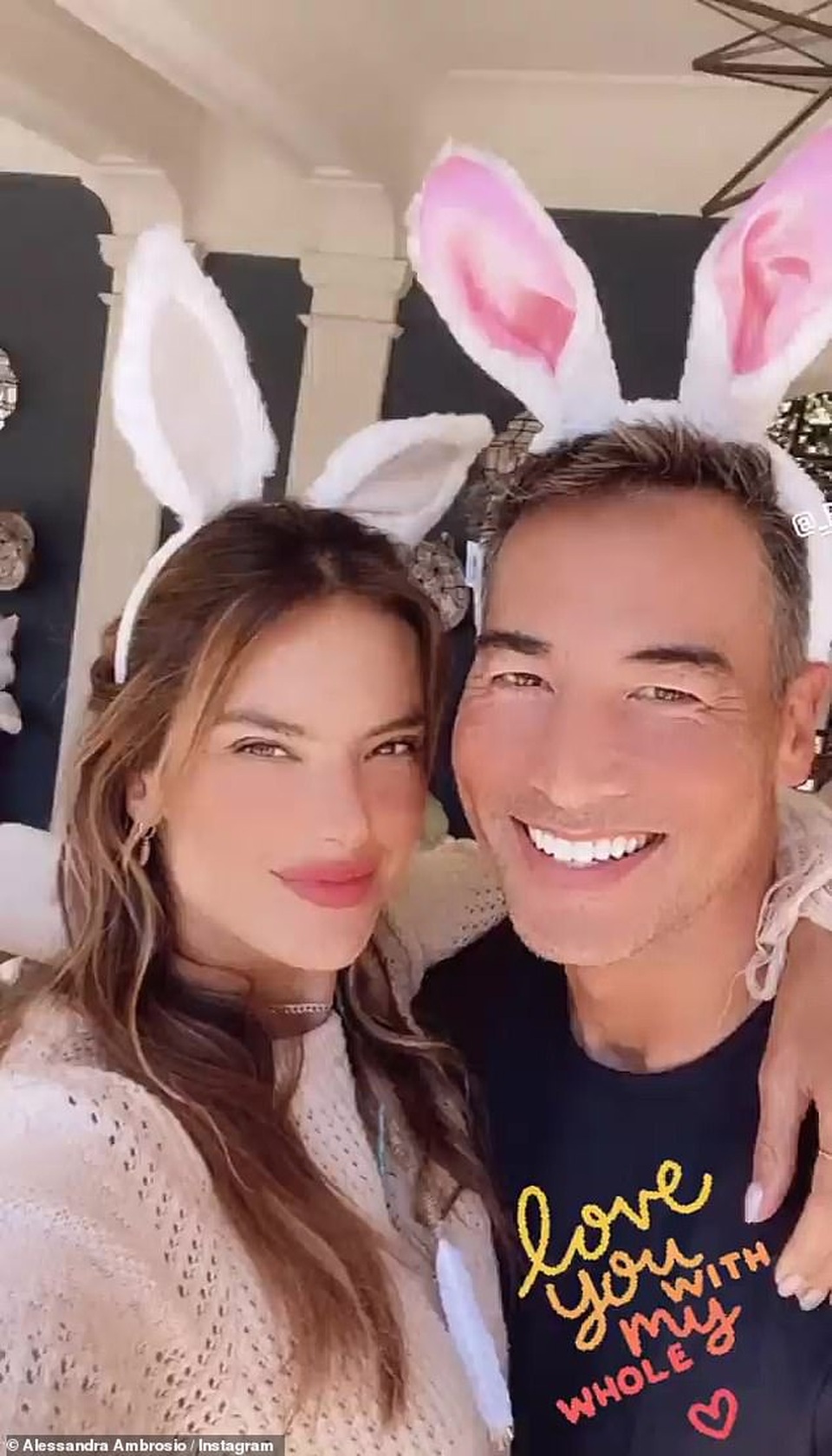Alessandra Ambrosio khoe dáng gợi cảm, tình tứ bồ mới trên biển - 4 Alessandra Ambrosio khoe dáng gợi cảm, tình tứ bồ mới trên biển - 4