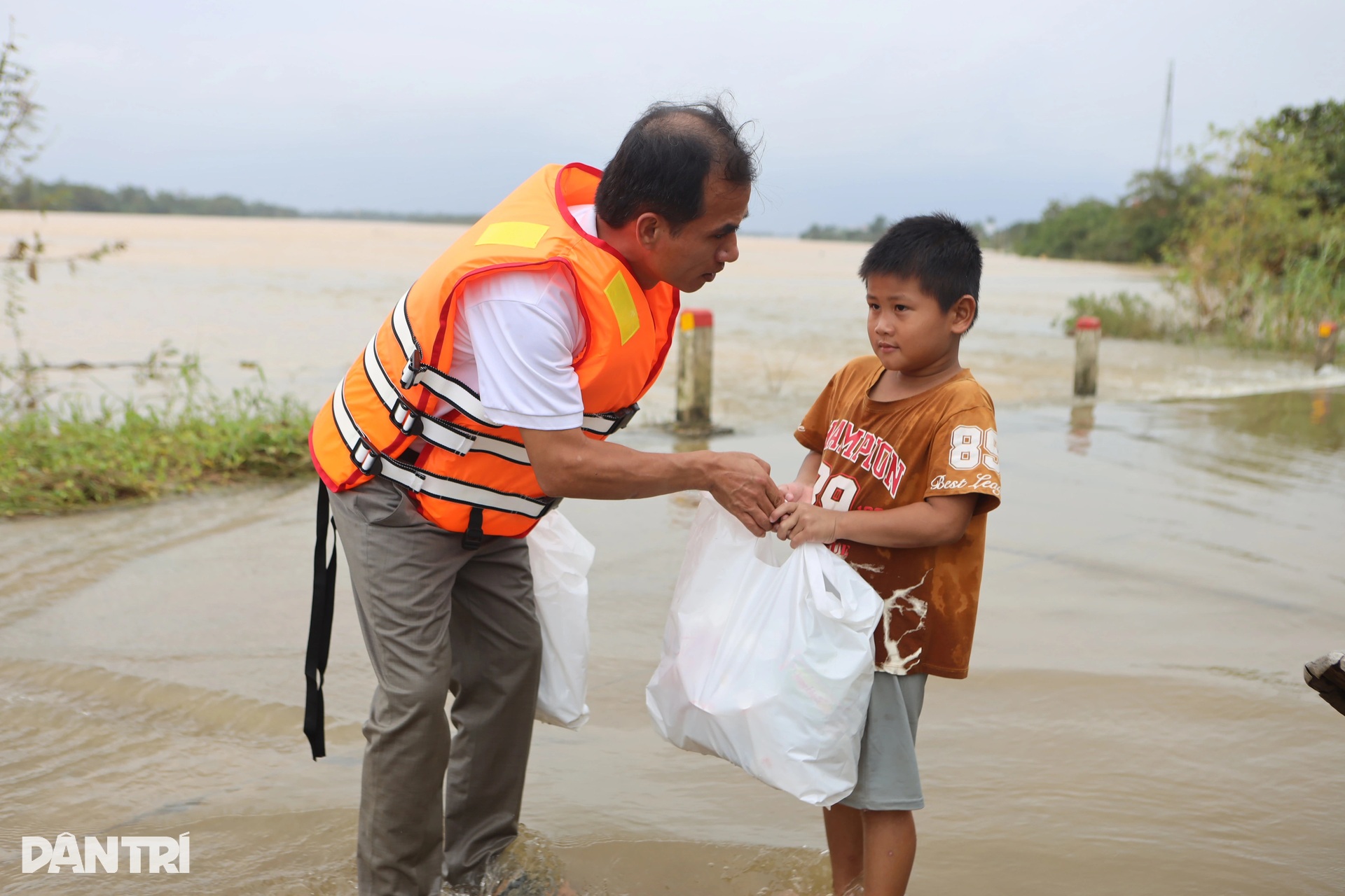 Báo Dân trí ngày đêm mang túi an sinh đến với cư dân vùng lũ ở ngã ba sông - 10 Báo Dân trí ngày đêm mang túi an sinh đến với cư dân vùng lũ ở ngã ba sông - 10