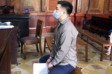 Thanh niên Mông Cổ dùng thẻ tín dụng giả mua điện thoại