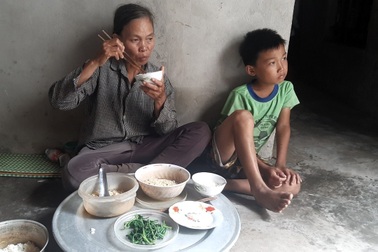 Mẹ nghèo đơn thân nuôi con trai 11 tuổi thần kinh trong gian nhà cũ chờ sập