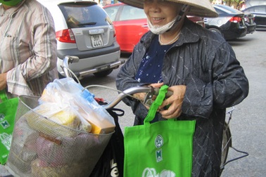 Phát túi thân thiện với môi trường, thay thế túi nylon