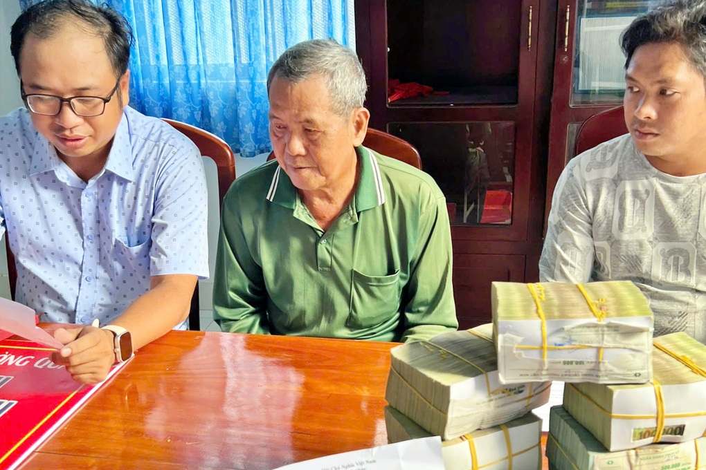 Người đàn ông nghèo cưu mang vợ nhặt được nhận gần 1,6 tỷ đồng - 1 Người đàn ông nghèo cưu mang vợ nhặt được nhận gần 1,6 tỷ đồng - 1