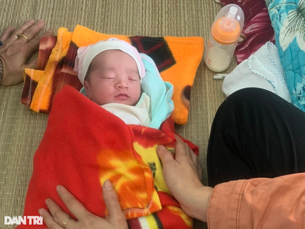 Bé trai sơ sinh nặng 3,5kg bị bỏ dưới gầm cầu vượt - 2 Bé trai sơ sinh nặng 3,5kg bị bỏ dưới gầm cầu vượt - 2