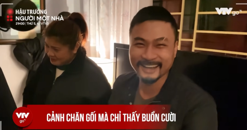 Thanh Hương, Tuấn Tú và đoàn phim cười không ngớt ở hậu trường cảnh nóng - 1