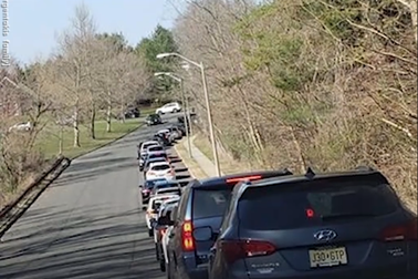 Người dân diễu hành ăn mừng bệnh nhân ung thư nhí kết thúc đợt hóa trị