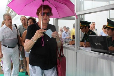 Tăng 9 lần phí visa, lỗi tại ai?