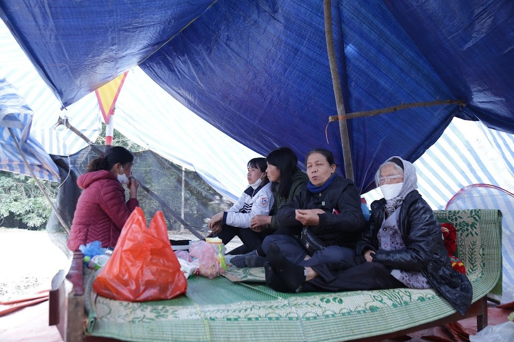 Hà Nội: Người dân dựng lều bạt, ngăn vận chuyển rác thải vào bãi Xuân Sơn - 2 Hà Nội: Người dân dựng lều bạt, ngăn vận chuyển rác thải vào bãi Xuân Sơn - 2