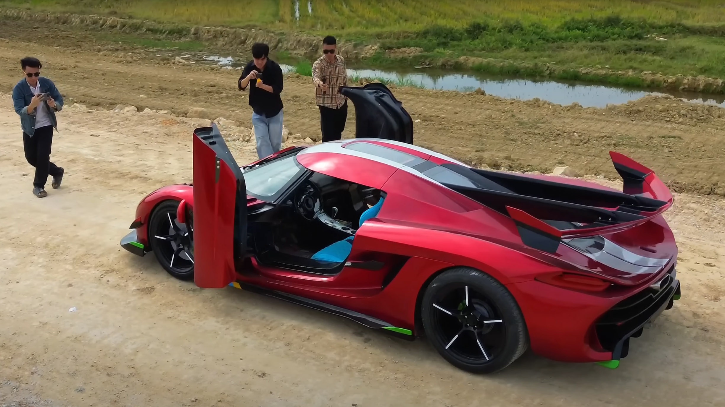 Siêu xe Koenigsegg Jesko do nhóm thợ Việt tự chế, dùng động cơ Toyota - 9 Siêu xe Koenigsegg Jesko do nhóm thợ Việt tự chế, dùng động cơ Toyota - 9